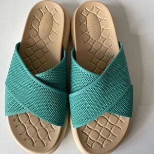 Vivaia Izzy Slip-on Footbed Sandals